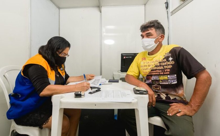 Assistência Social cadastra feirantes do Benedito Bentes para receberem benefício assistencial