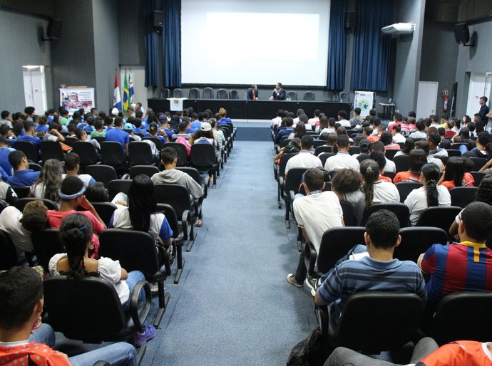 Esmal recebe mais de 300 estudantes para palestra sobre gênero e preconceito
