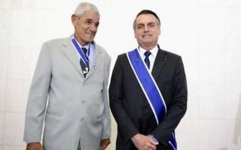 Amigo de Bolsonaro confirma &#8216;rachadinha&#8217;, mas nega após telefonema do presidente