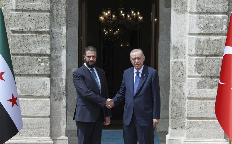 Em encontro com presidente sírio, Erdogan celebra a suspensão de sanções contra a Síria