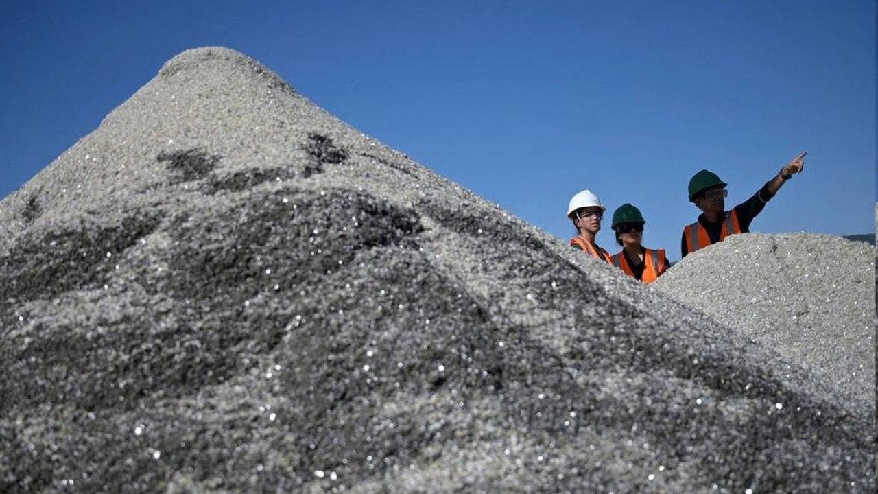 União Europeia fica atrás dos EUA na corrida por minerais críticos, diz mídia