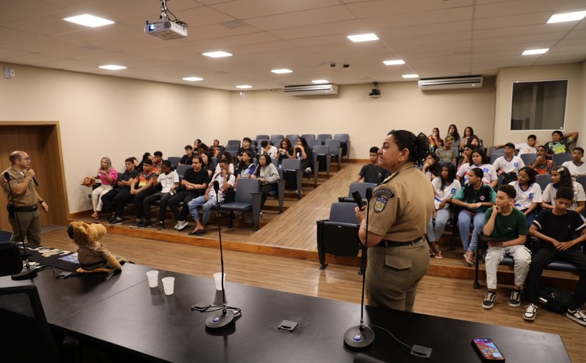 Parceria entre Ministério Público e Proerd da PMAL leva mais uma escola à sede da instituição