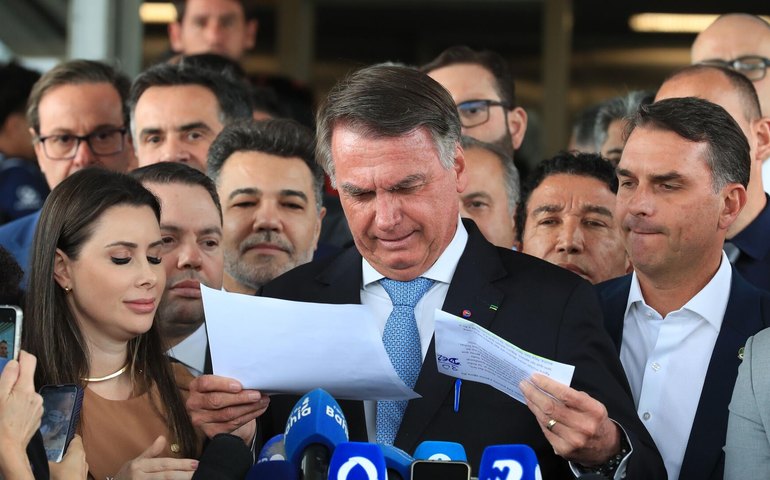 Cirurgia de Bolsonaro é 'concluída com sucesso', informa ex-primeira dama Michelle Bolsonaro