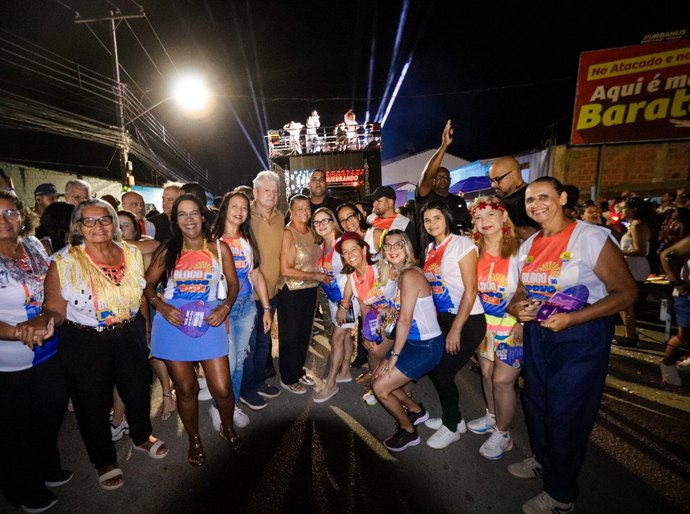 Bloco do Povo e Léo Santana arrastam multidão no pré-carnaval de Palmeira dos Índios