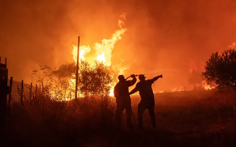 Corpo é encontrado em fábrica atingida por incêndio que devasta parte da capital da Grécia