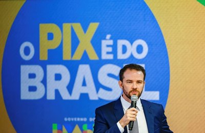 Dario Durigan faz balanço da economia e ressalta que o Brasil de hoje paga menos tributo