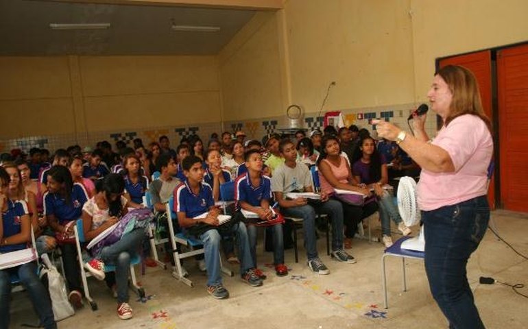 Coruripe: Educação orienta pais e alunos sobre prevenção às drogas