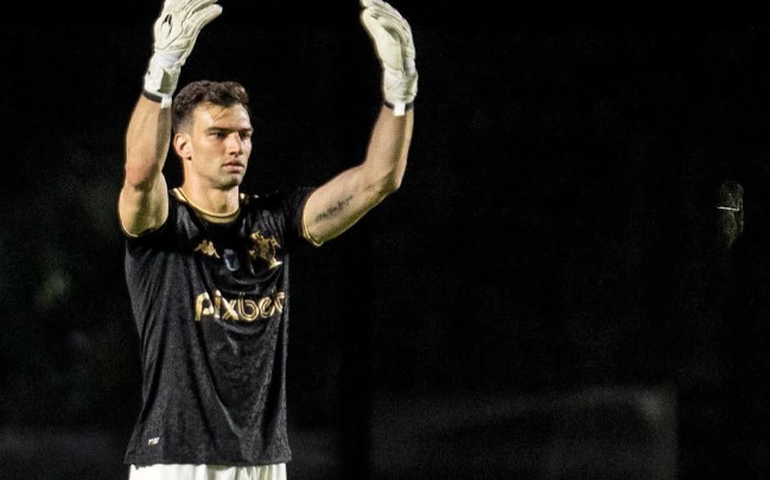 Goleiro do Vasco expulso por cera tem hematoma e contusão por trauma, aponta exame