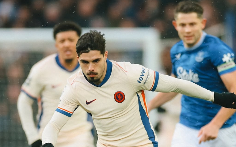 Chelsea para no Everton e encerra série de vitórias; United leva três do Bournemouth