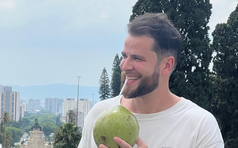 Ex-BBB Gustavo Marsengo pede Laís Caldas em casamento