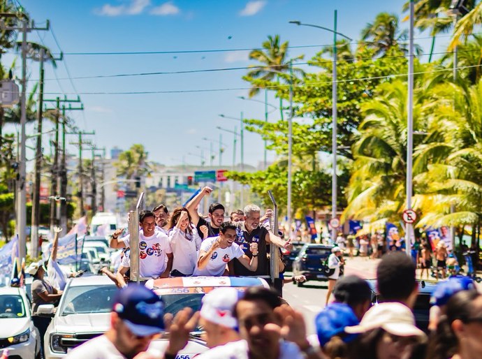 Carreata de JHC reúne centenas de veículos e apoiadores pelas ruas de Maceió
