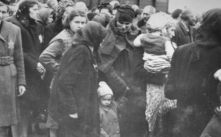 Arquivo alemão restaura objetos pessoais de parentes de vítimas do nazismo