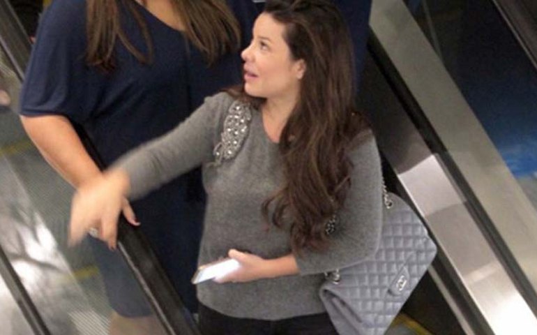 Fernanda de Freitas faz alongamento na praia