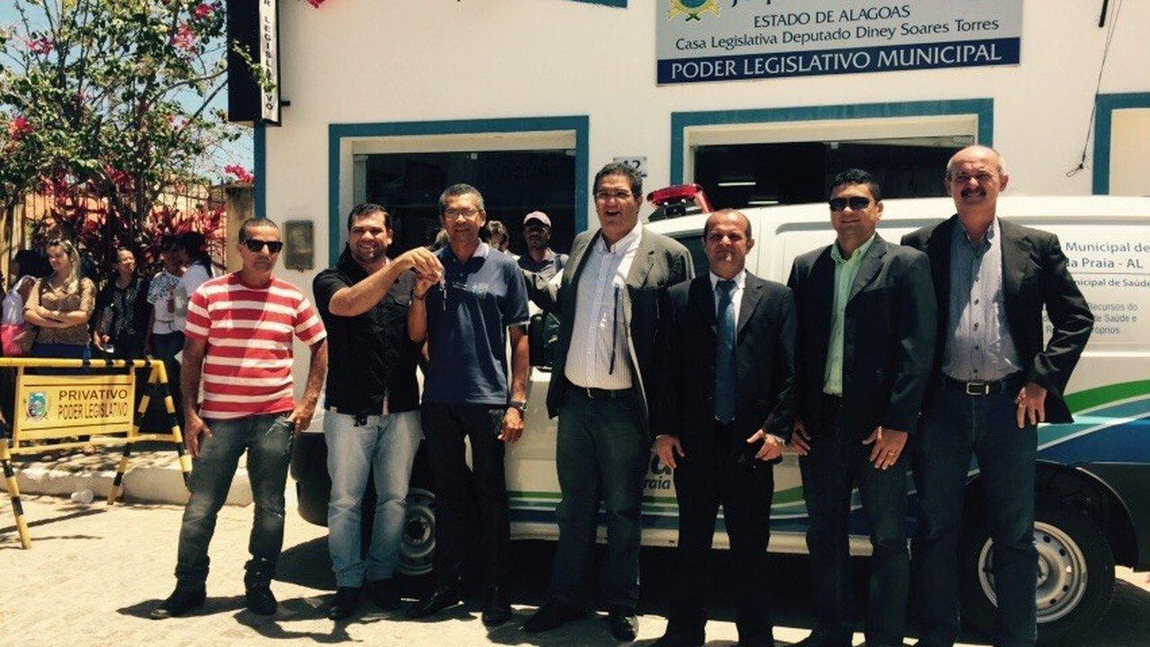 Prefeitura de Jequiá da Praia entrega nova ambulância à população