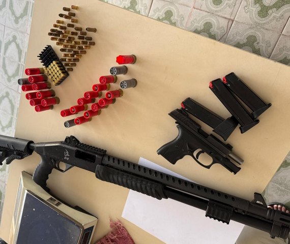 PM apreende cinco armas de fogo, centenas de munições e drogas em Alagoas