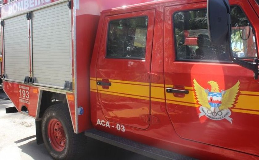 Bombeiros são acionados para conter incêndio em prédio comercial na antiga Amélia Rosa