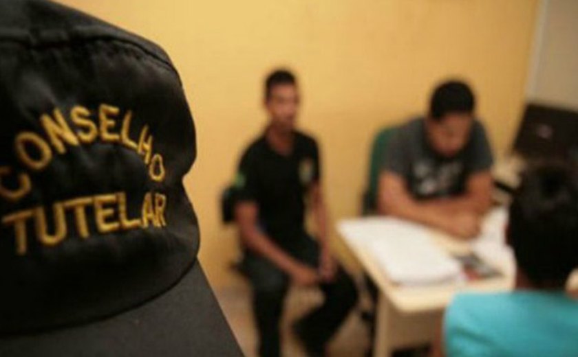 Violência contra a mulher é discutida com estudantes na Esmal