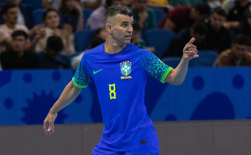 Jogador da seleção brasileira 'esconde' taça da Copa do Mundo de Futsal durante fiscalização em aeroporto; veja vídeo