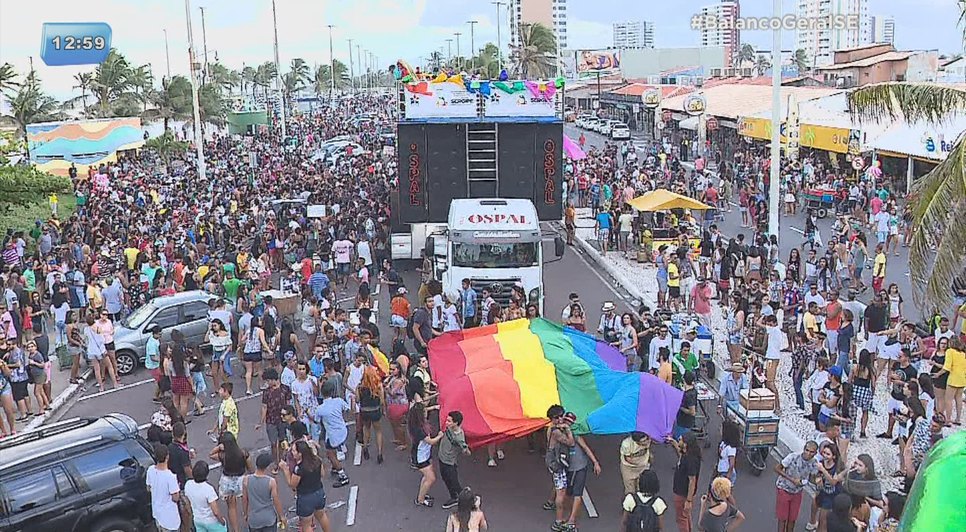 Décima sexta edição da parada LGBT é celebrada na Orla de Atalaia