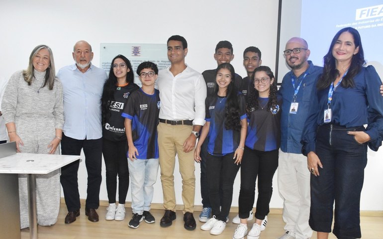 Lyra apresenta campeões nacionais em Robótica ao prefeito JHC