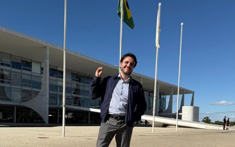 Pré-candidato do Missão, Renan Santos, critica Jair e Flávio Bolsonaro em evento
