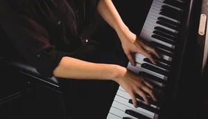 secao-mestra-da-aluna-tocando-piano_107420-64892 / Foto: Foto: reprodução