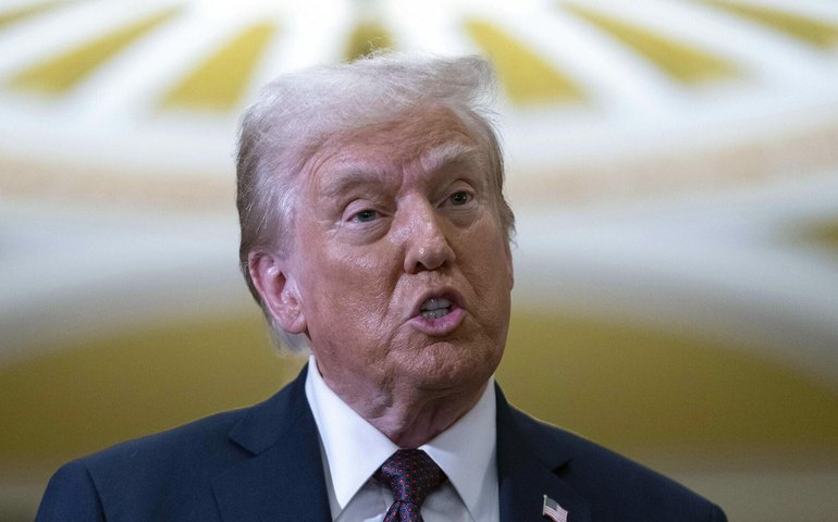 Trump está furioso com baixas taxas de deportação de imigrantes ilegais, diz mídia