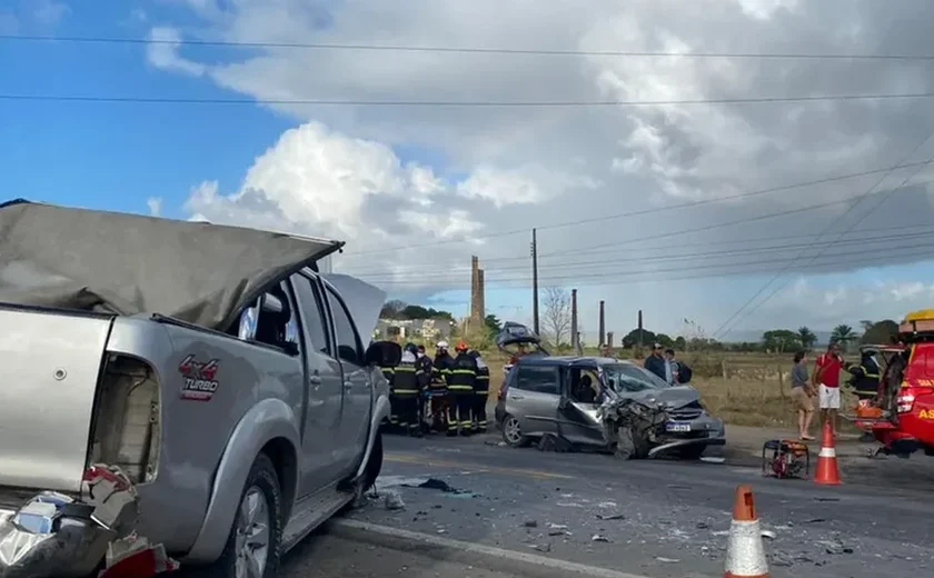 Colisão frontal na BR-316 deixa mulher gravemente ferida em Satuba