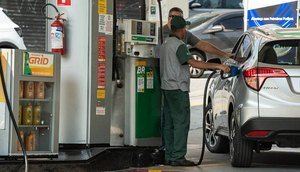 Gasolina fica R$ 0,18 mais barata nas refinarias a partir desta terça-feira / Foto: Foto: Edu Garcia/R7