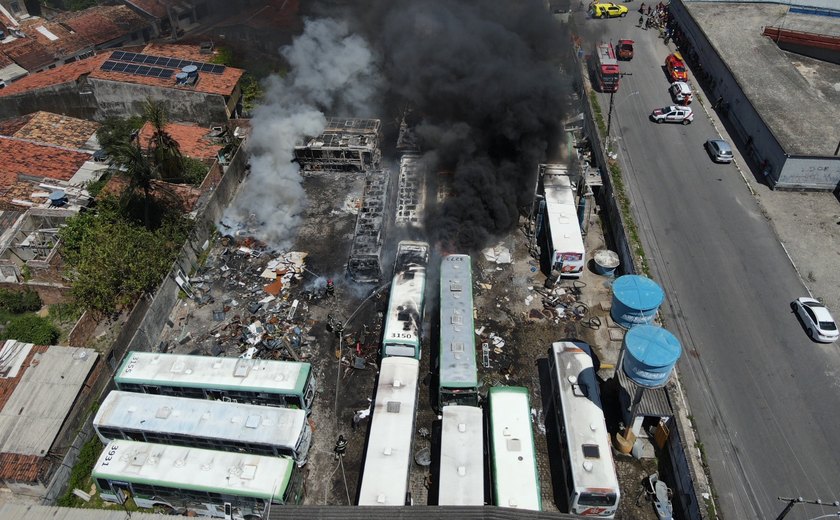 Seis ônibus foram destruídos e três foram danificados em incêndio na garagem da veleiro em Maceió