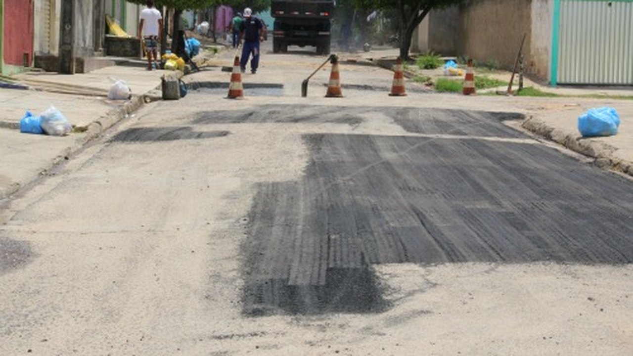 Arapiraca: Operação tapa-buracos continua pelas ruas do bairro Cacimbas