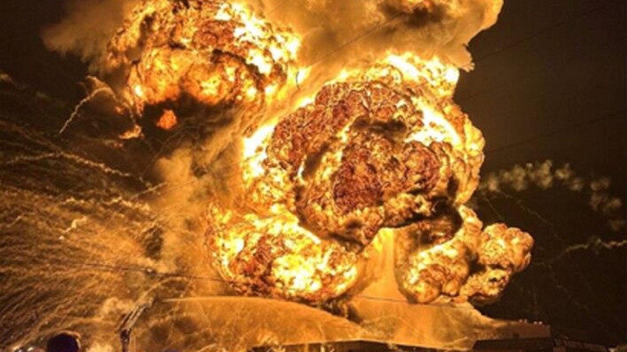 Explosão em fábrica de reciclagem provoca chamas de 150 metros e fere dois bombeiros em Sydney