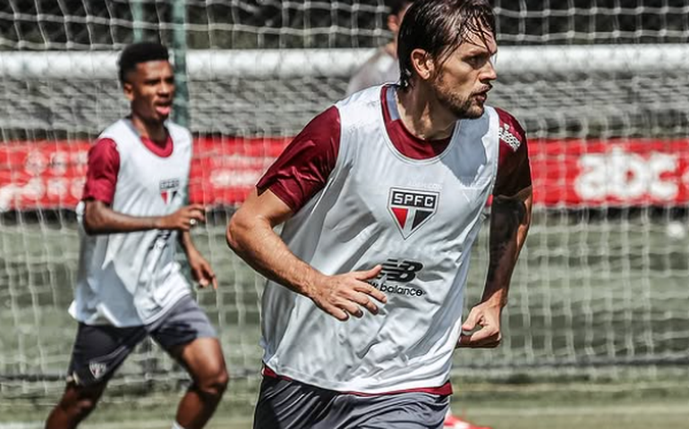 São Paulo trabalha de olho na Libertadores e Rafael Tolói e a novidade no treinamento