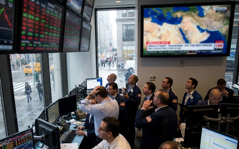 Bolsas de NY fecham em queda com tensão no Oriente Médio e pressão sobre ações de IA