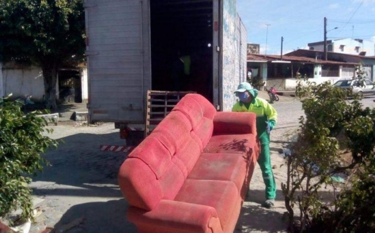 Coleta de volumosos: serviço coíbe o descarte irregular de materiais inservíveis