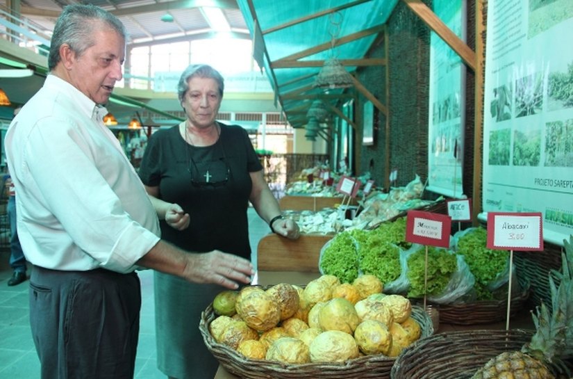 Joaquim Brito propõe parceria com cooperativa de agricultores de Maragogi