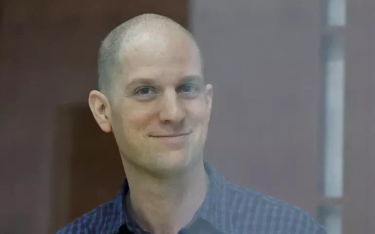 Quem são os prisioneiros libertados na maior troca entre Rússia e Ocidente desde a Guerra Fria