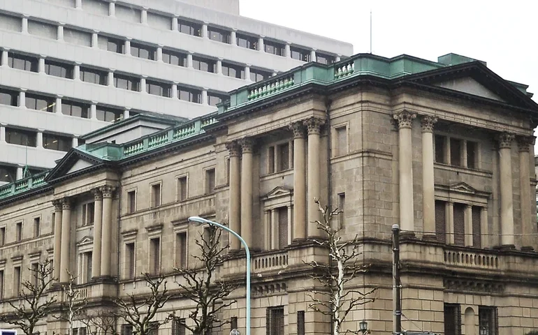 Japão aprova pacote de estímulo de US$ 135 bilhões para apoiar famílias e economia