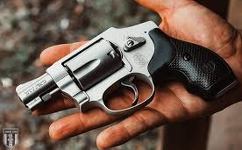 Filha entrega arma do pai à polícia após disparo e ajuda a evitar tragédia familiar