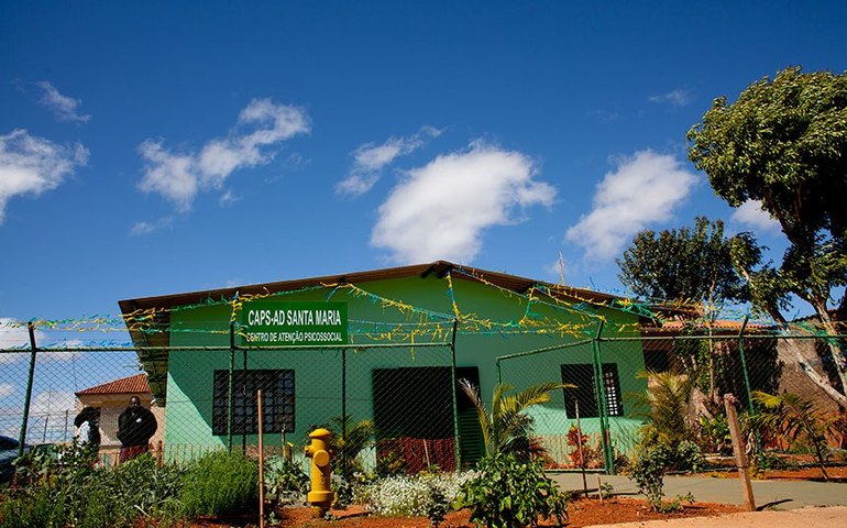 Poder público deve dar assistência integral a adolescente dependente de droga