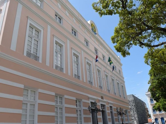 Parlamento da ALE concederá honrarias a médico e procurador do TCE