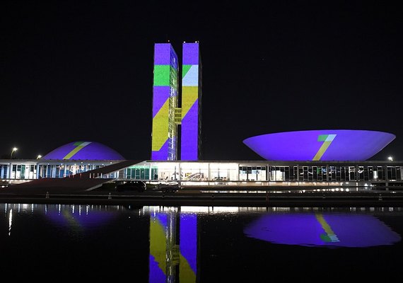 Projeção especial da Semana da Pátria ilumina o Senado até o domingo