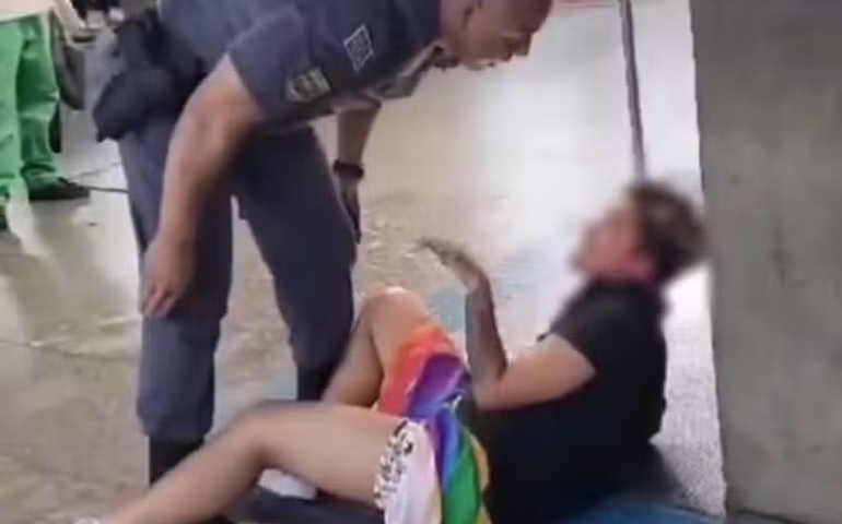 Mulher é agredida por policial militar na estação da Luz, em SP