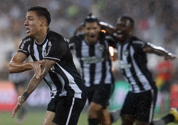Líder isolado no Brasileirão, Botafogo recebe o embalado Coritiba