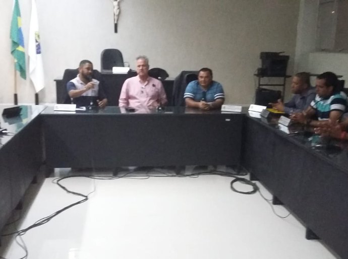 Diretoria do Coruripe reúne comissão técnica e jogadores no plenário na Câmara