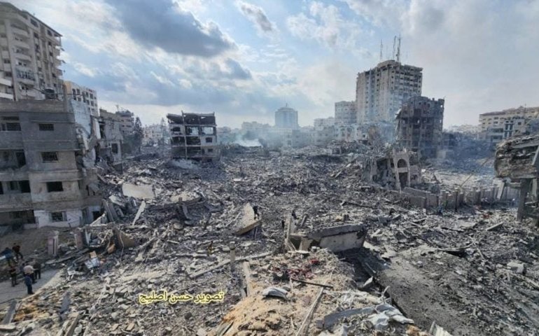 Palestinos retornam para cidade destruída no sul de Gaza após saída israelense