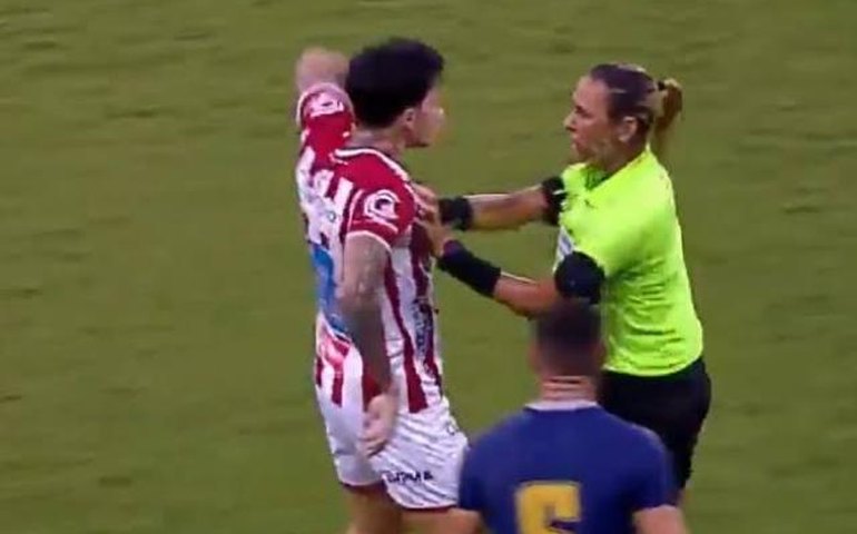 Camisa 10 do Náutico se desculpa por ir para cima de árbitra: ‘Perdi a cabeça’