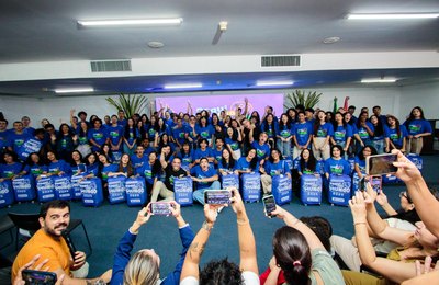 Daqui Pra o Mundo: Governador entrega 100 kits de viagem para alunos que farão intercâmbio na Inglaterra