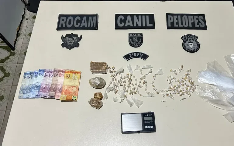 Polícia encontra drogas em descarga de banheiro e prende mulher por tráfico em Arapiraca