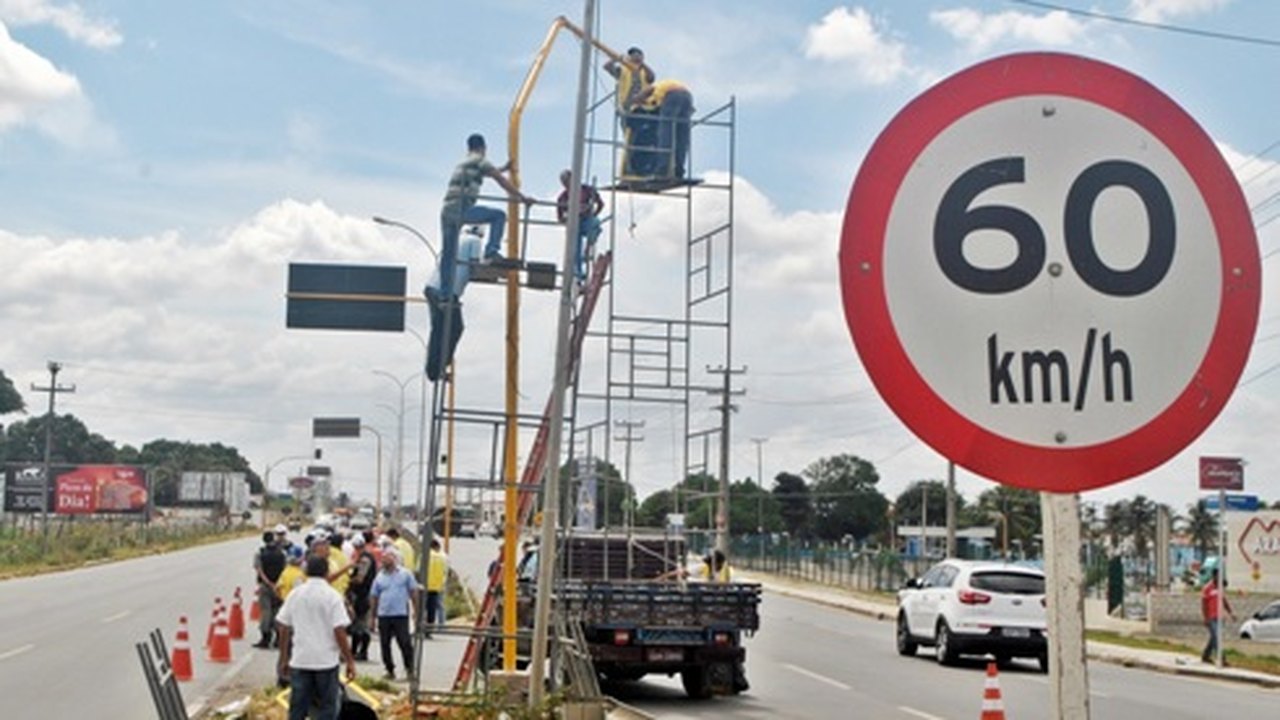 Arapiraca: SMTT reinstala semáforo na AL-220 e se reúne com DER